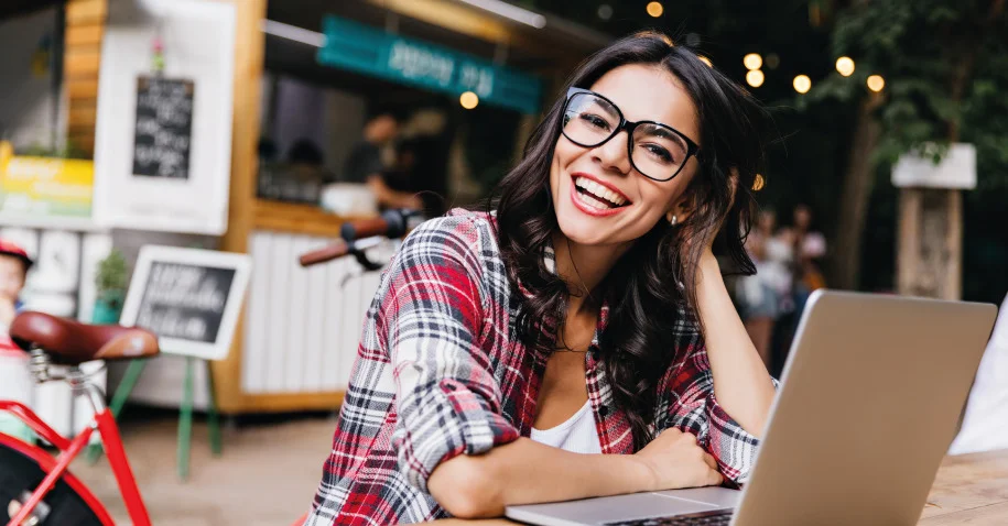 Quem são os Millennials? O que é uma geração e como as classificamos? Quais as principais características da geração millennials? Millennials no mercado de trabalho Quais os principais impactos da geração millennials no mercado? Conclusão